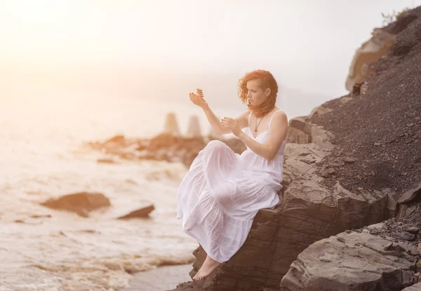 Kvinna med zen stenar i hand. — Stockfoto