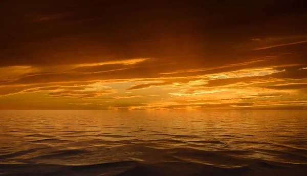 Dramatyczne Niebo Zachodu Słońca Chmurami Odbitymi Powierzchni Wody — Zdjęcie stockowe