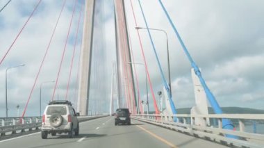 VLADIVOSTOK, RUSSIA - 27 Temmuz 2021: Köprüden yüksek hızda geçmek.