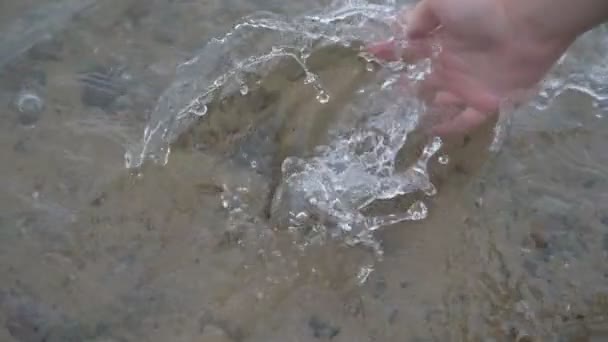 女人的手接触水 慢动作 — 图库视频影像