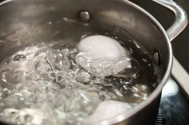 İki beyaz yumurta bir tencerede kaynatılır..