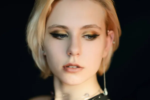 Mavi Gözlü Güzel Bir Genç Kadının Portresi — Stok fotoğraf