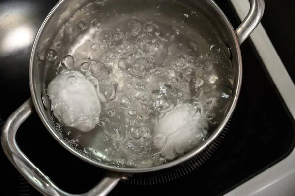 2個の白い卵を鍋で煮込む — ストック写真