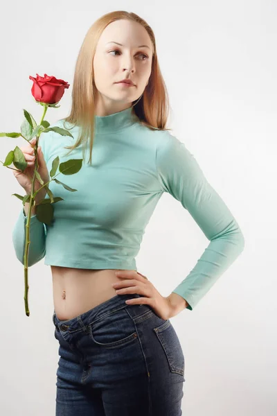 Frau Hält Eine Rote Rose Der Hand Auf Hellem Hintergrund — Stockfoto