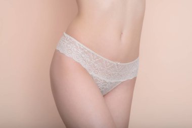 Beyaz iç çamaşırlı kadın. Seçici odak.