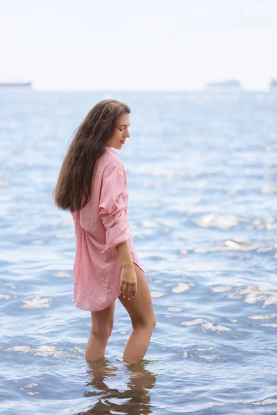 Krásná Dospělá Žena Vychutnat Moře Slunečný Den — Stock fotografie