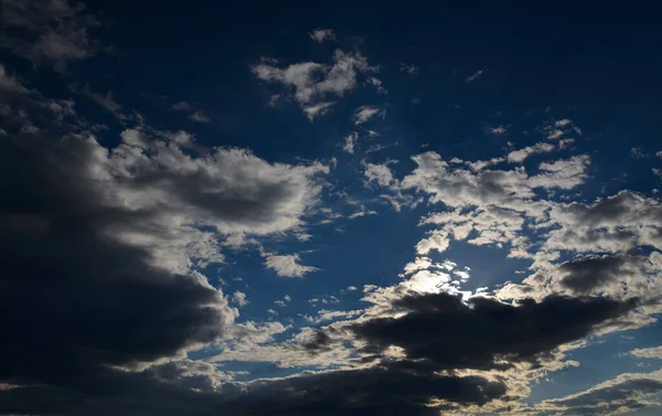 Gyönyörű Fehér Felhők Kék Ellen — Stock Fotó