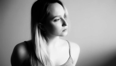 Güzel bir genç kadının siyah beyaz portresi..