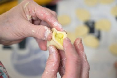 Evde mantı yapıyorum. Seçici odak.