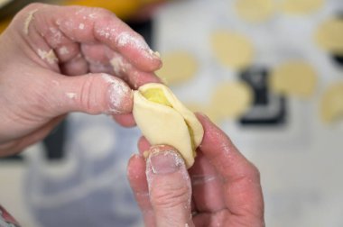 Evde mantı yapıyorum. Seçici odak.