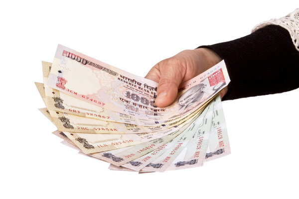 Индийские рупии в руке
