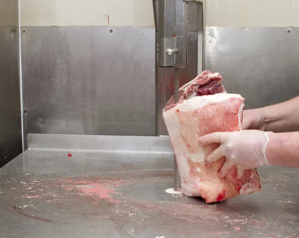 Açougueiro corte de carne — Fotografia de Stock