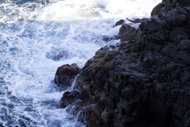 Tropikal mavi deniz ve kayalar