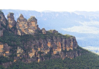 Üç kız kardeş mavi dağlarda bir kaya oluşumu