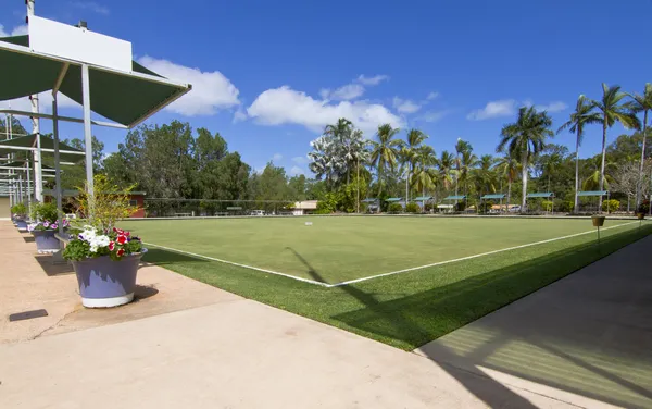 oyuncu yere yeşil kaseler veya çim çanaklar