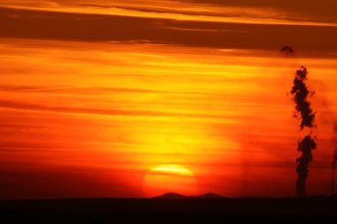 güzel gün batımı ve siyah duman