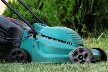 Çim biçme makinesi