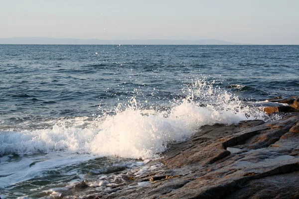 Strand med stenar — Stockfoto