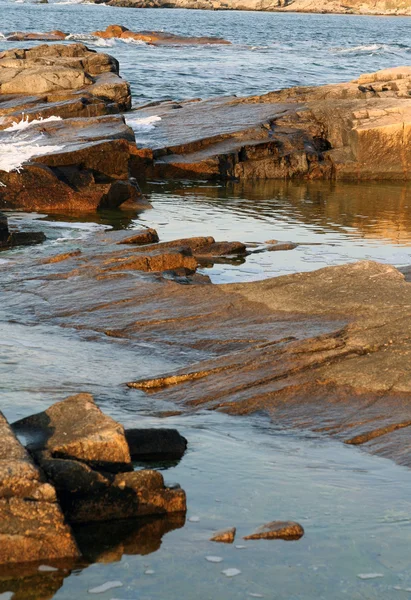 Strand mit Felsen — Stockfoto