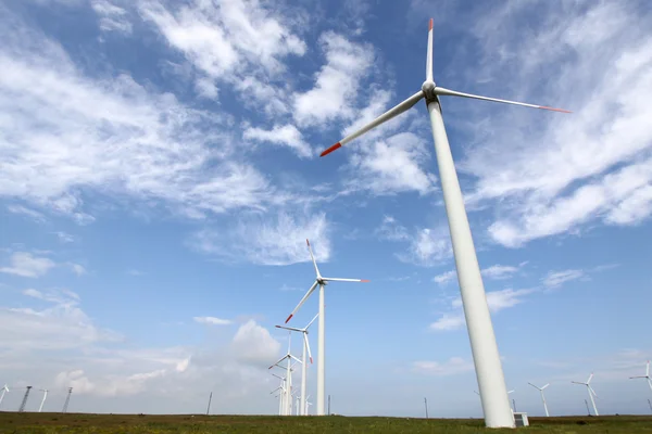 Wind turbine producing alternative energy — Stock Photo, Image