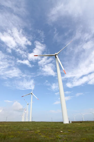 Wind turbine producing alternative energy — Stock Photo, Image