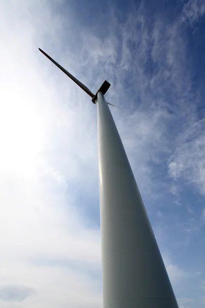 Wind turbine producing alternative energy — Stock Photo, Image