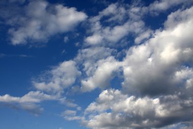 Bulutlu mavi gökyüzü