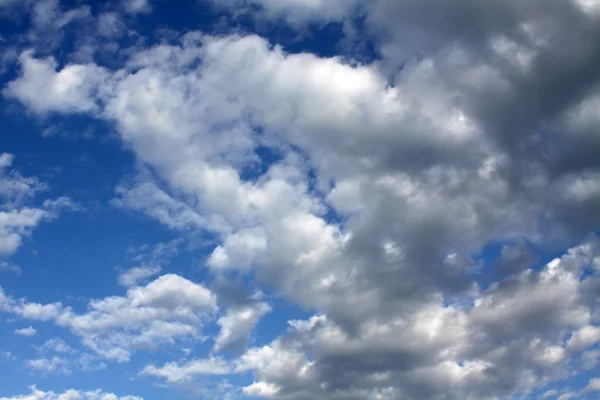 Blå himmel med moln — Stockfoto