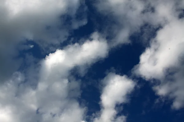 Cielo azul con nubes —  Fotos de Stock