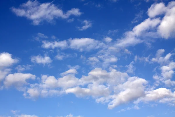 Bulutlu mavi gökyüzü