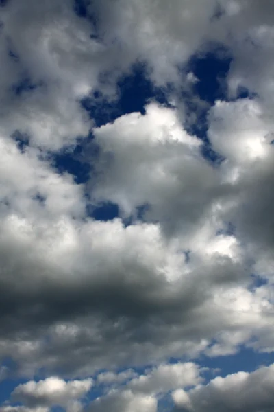 Blauwe lucht met wolken — Stockfoto