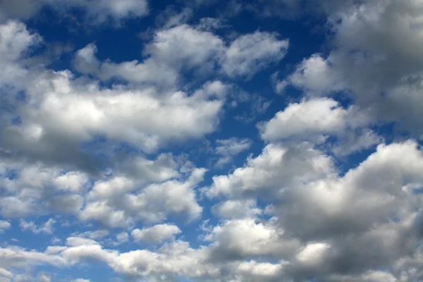 Cielo blu con nuvole — Foto Stock