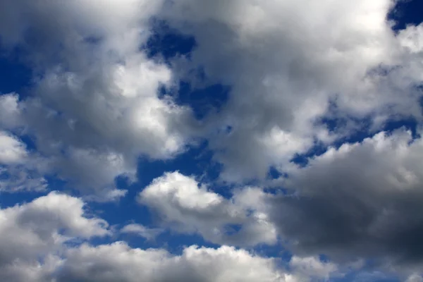 Blauer Himmel mit Wolken — Stockfoto