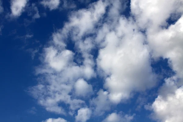 Ciel bleu avec nuages — Photo