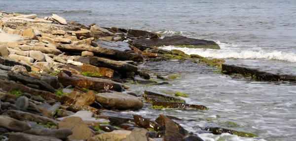 Klipporna vid havets strand i ett stormigt väder — Stockfoto