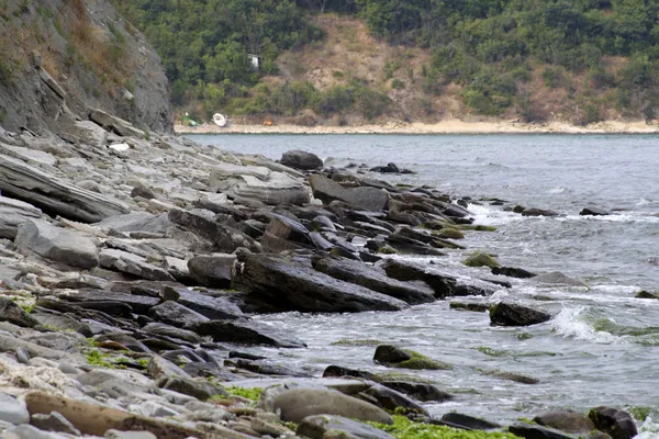 fırtınalı havalarda deniz kıyısında uçurumlar