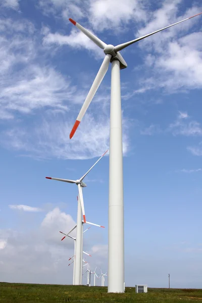 Windkraftanlage zur Erzeugung alternativer Energie — Stockfoto