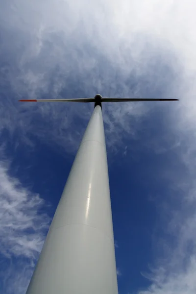Nahaufnahme von Windkraftanlagen zur Erzeugung alternativer Energien — Stockfoto