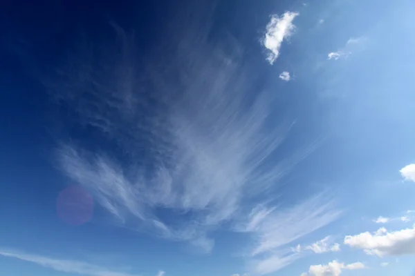 Vita moln i blå himmel. — Stockfoto