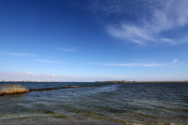 Морской пляж и голубое небо — стоковое фото