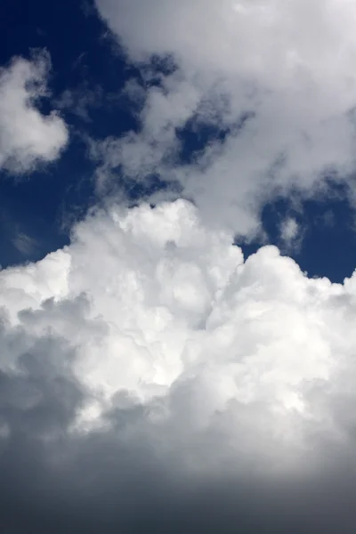 Blauer Himmel mit Wolken — Stockfoto