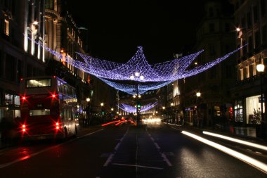 Geceleri şehirde trafik