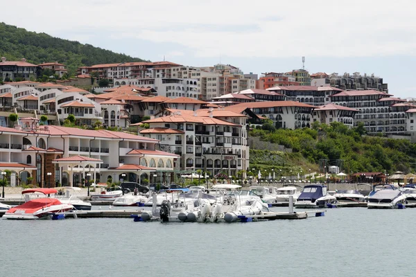 Luxusjachten in einem bulgarischen Hafen — Stockfoto