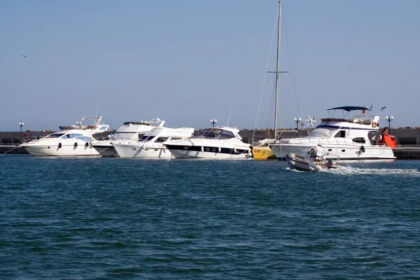 Yachts de luxe dans un port bulgare — Photo