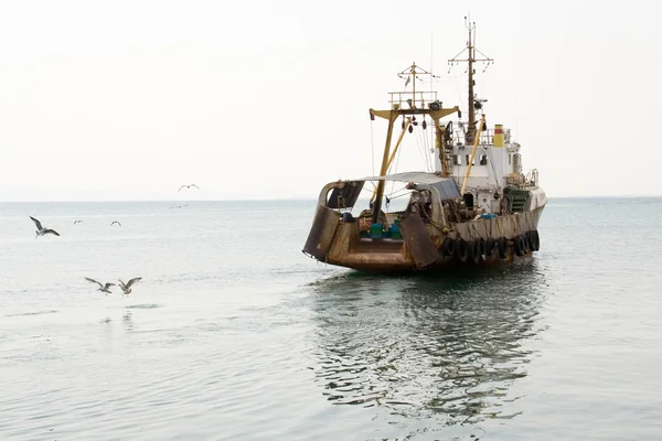 Un viejo barco de pesca en mar abierto — Foto de Stock