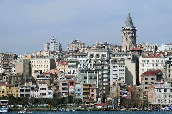 Nehir üzerinde kasaba — Stok fotoğraf