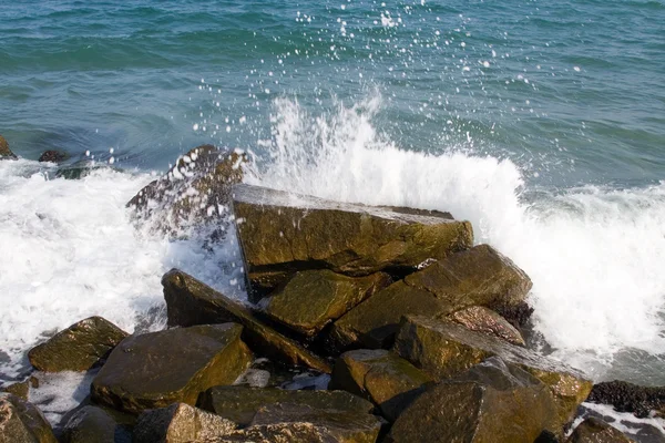 Crash d'eau sur les rochers — Photo