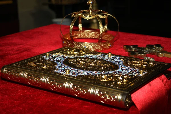 Cruzes, anéis e coroas de ouro na mesa da igreja. Celebração do casamento — Fotografia de Stock