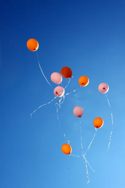 Flying Balloons multicolored on blue sky — Stock Photo, Image