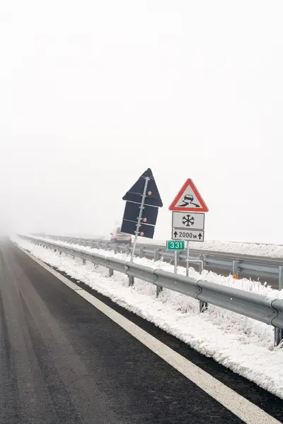 Опасная зимняя дорога — стоковое фото